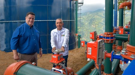 Alcalde Diego Ramos y el gerente de Serviviudad en la inauguración de la planta de tratamiento el Rodeo