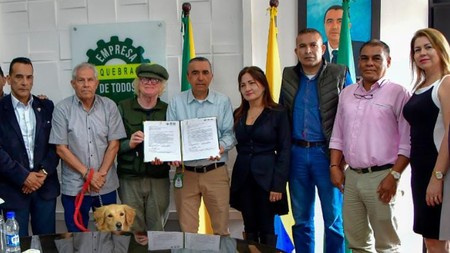 Alcalde de Dosquebradas haciendo entrega del Plan de Ordenamiento Territorial al concejo territorial de planeación