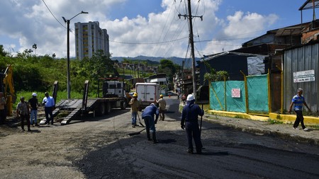 Se realizó una intervención con asfalto en caliente en un área aproximada de 900 metros.
