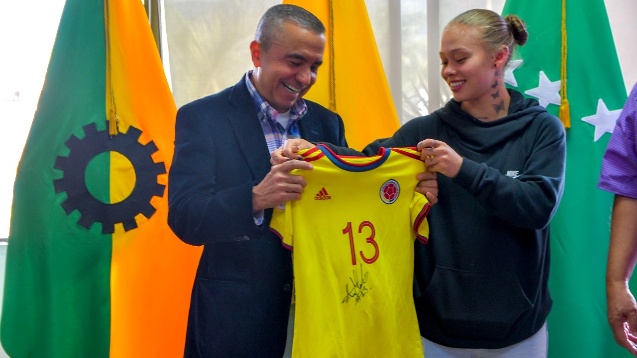 Alcalde Diego Ramos recibiendo la camiseta de la selección colombia de nuestra jugadora Ana María Guzmán