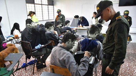 Funcionarios de la Secretaría de Gobierno y Policía de Dosquebradas realizando operativos de registro a estudiantes de un colegio de dosquebradas