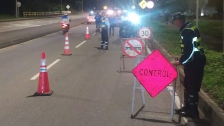 Funcionarios de la Secretaría de Tránsito y Movilidad de Dosquebradas realizando operativos de control a vehículos en las calles