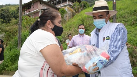 Alcalde Diego Ramos entregando ayudas a los productores agrícolas de Dosquebradas
