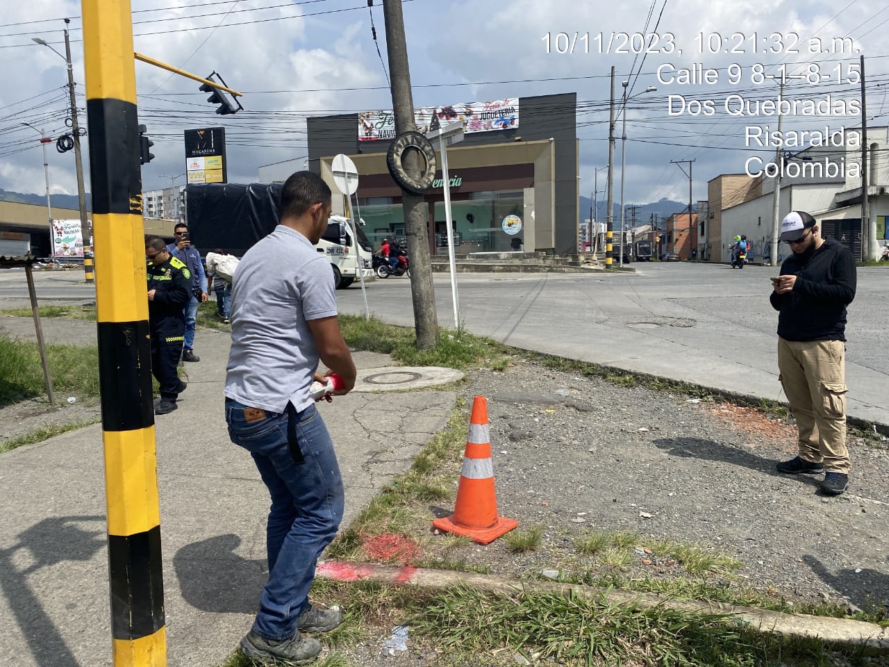 Contratistas de la Administración Empresa de Todos, realizando la instalación de cámaras de vigilancia en el municipio