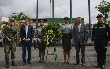 Alcalde Diego Ramos, en compañía del secretario de la gobernación de Risaralda, Comandante de la policia de Risaralda y comandante del batallón San Mateo, en la ofrenda floral por los 51 años de vida de Dosquebradas