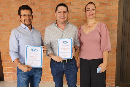 Secretario de Desarrollo Económico y de Competitividad de Dosquebradas con una empresaria y un emprendedor de los nodos de investigación de ciencia y tecnología del municipio