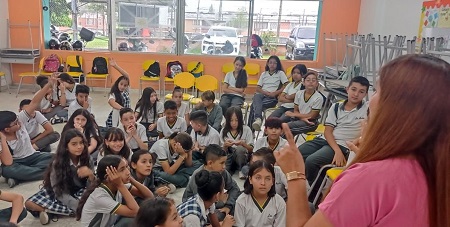 Funcionarios de la Secretaría de Desarrollo Social y político, realizando capacitación a estudiantes en la estrategia Dosquebradas te cuida
