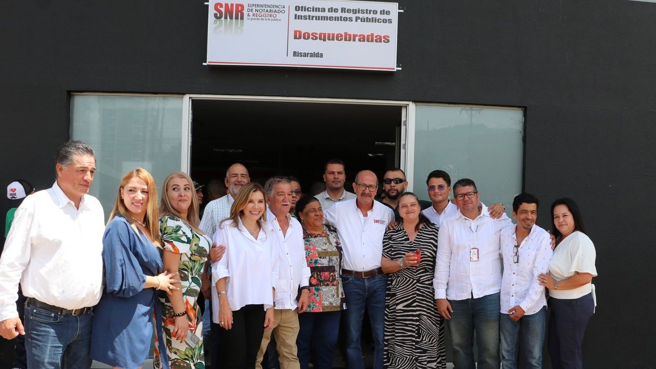 Alcalde-Roberto-jiménez-y-el-director-de-notariado-y-Registro-inaugurando-la nueva-oficina-de-la-ORIP-en-Dosquebradas