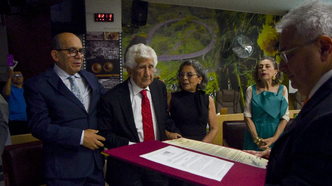 A sus 96 años, Evencio Cardona recibe la Condecoración Orden del Congreso de Colombia en Grado de Caballero