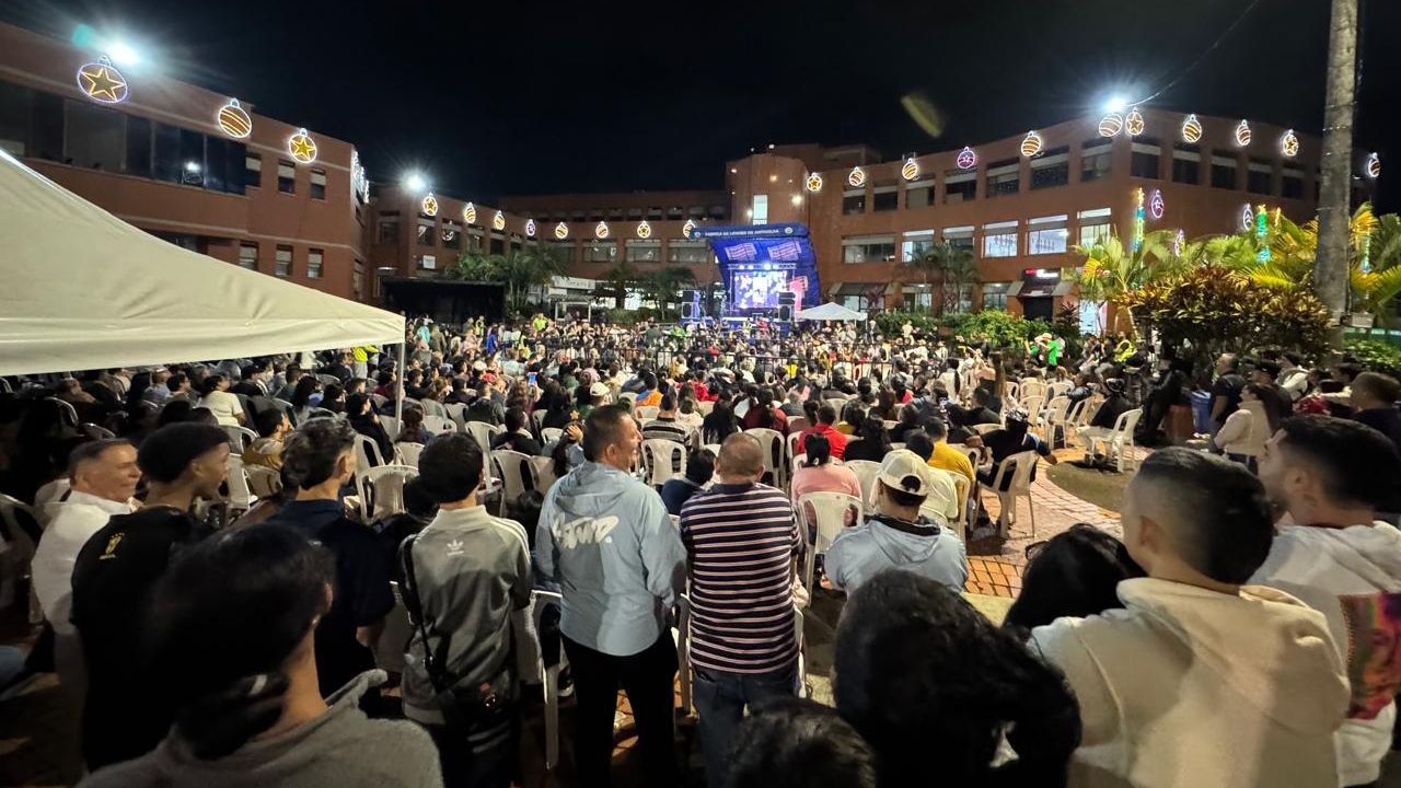 Más de 2.000 dosquebradenses vivieron una noche de risas y unión en la Noche del Humor de las Fiestas del Progreso