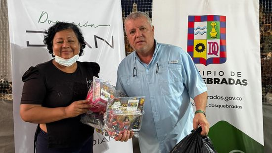 Alcalde Roberto Jiménez entregó 44.000 regalos en  Dosquebradas y otros municipios.