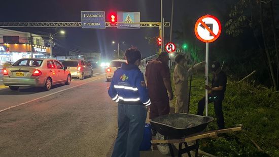 Secretaría de Tránsito instala 330 nuevas señales verticales que mejoran la movilidad en Dosquebradas